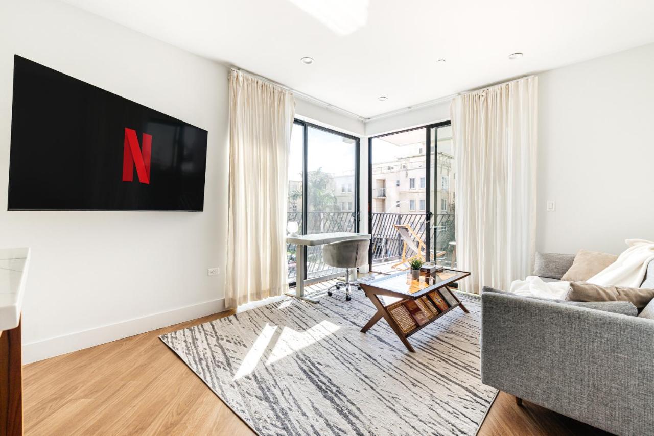 Lux Hotel style 2 bedroom apartment gym parking rooftop - Chambres d'hôtes Los Angeles