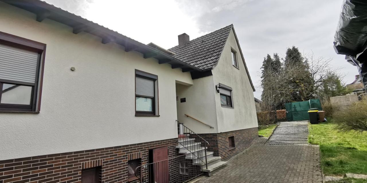 Ganzes Ferienhaus mit Garten, 5x Schlafzimmer, Wohnzimmer, Küche, Bad WC, Gratis Parkplätze WiFi, Smart TV, so privat wie zu Hause, am Glockenbruchweg - Chambres d'hôtes Cassel