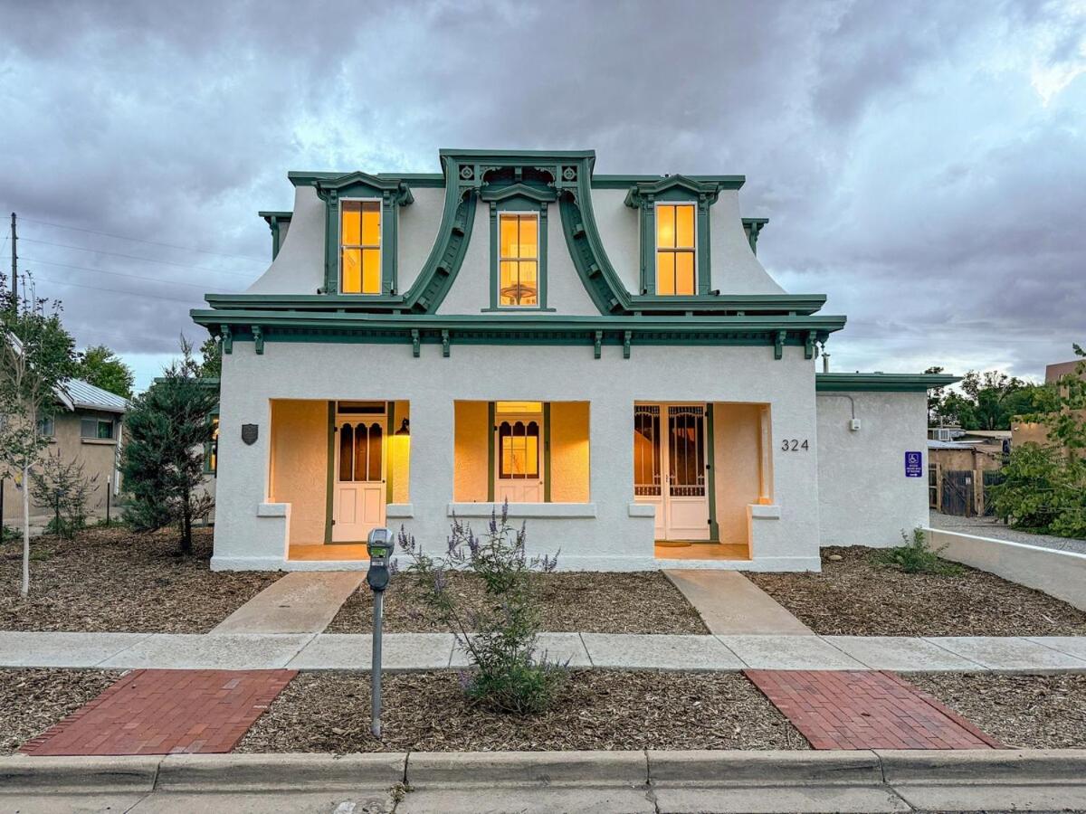 The Desert Marigold Suite at The Hesch House - Prime Location in the Railyard Art's District - Chambres d'hôtes Santa Fe