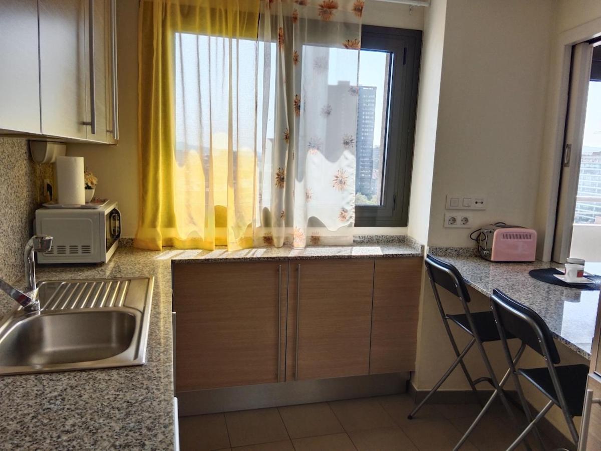 Apartment with views of all of Barcelona, parking, swimming pool - Chambres d'hôtes Barcelone