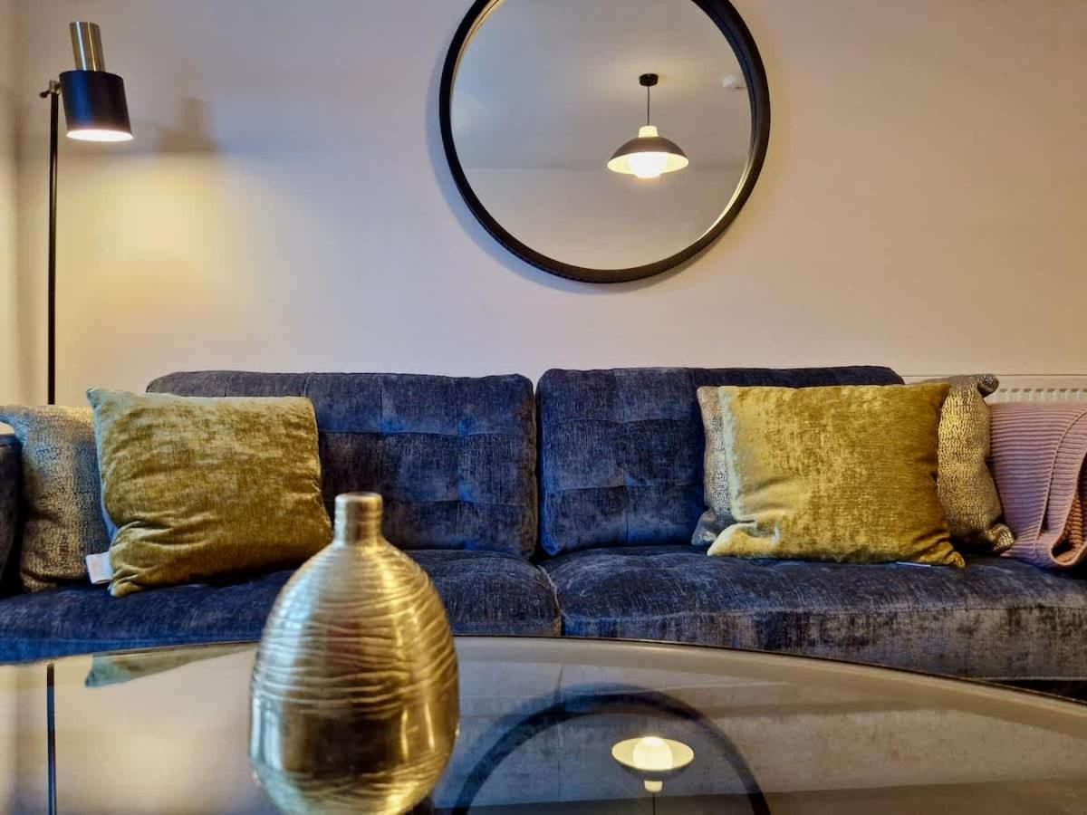 Stylish Luxury Serviced Apartment next to City Centre with Free Parking - Contractors & Relocators - Chambres d'hôtes Coventry