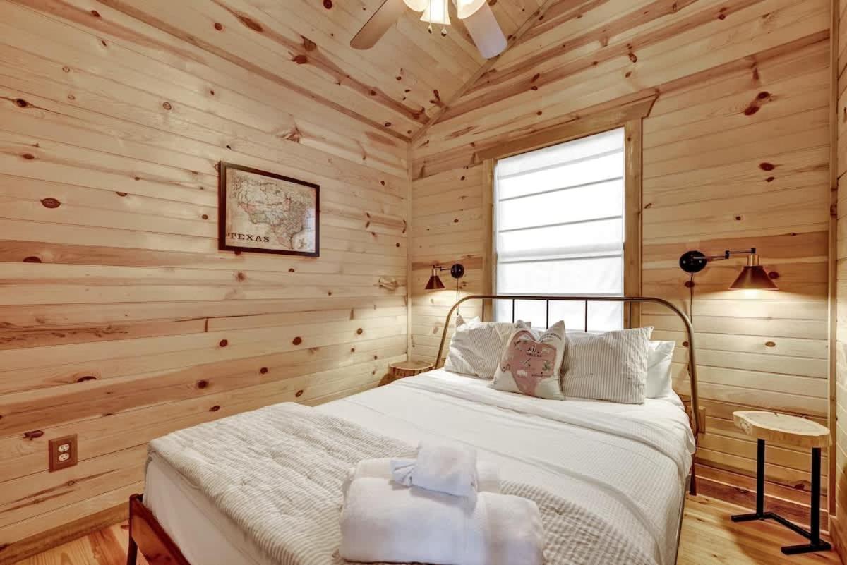 RockyRidge Cabin-Hill Country Views-20 min to Fred - Bed and Breakfast Crabapple