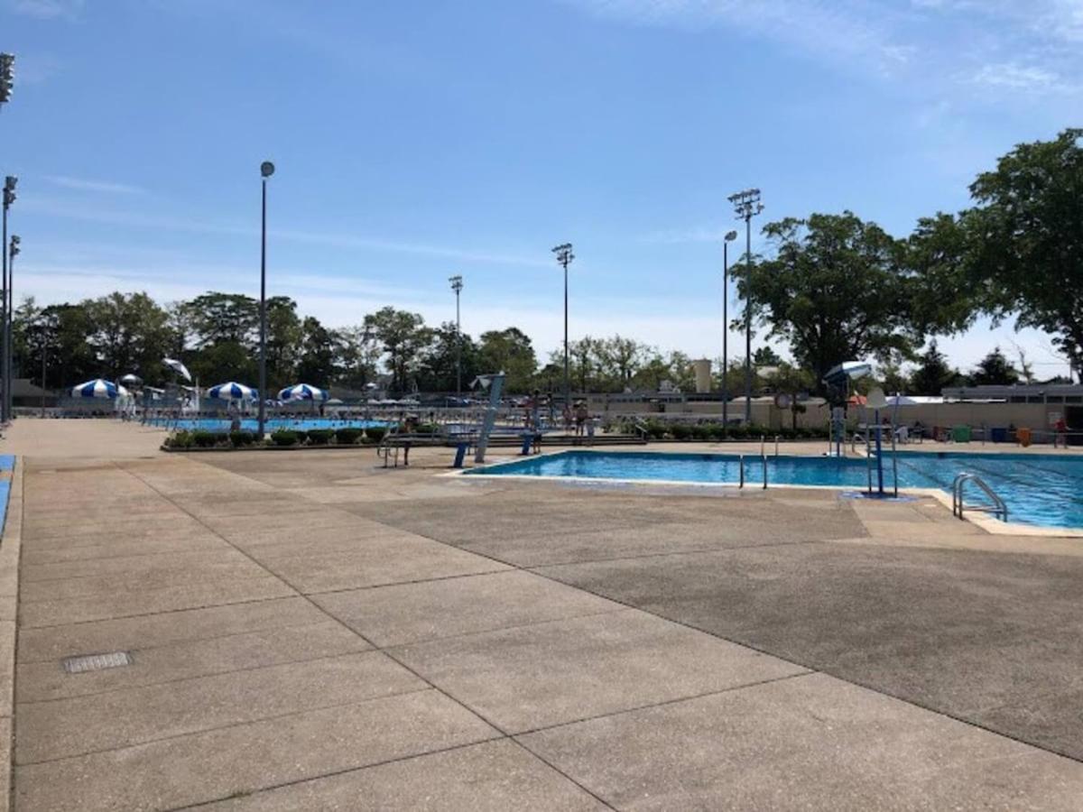 Serene Retreat near JFK Private Balcony, Yard, and Pool Access - Chambres d'hôtes Valley Stream