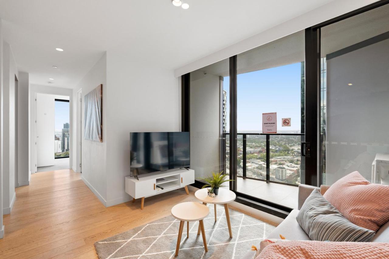 Skyrise City Apartment with Pool Gym & Sauna - Chambres d'hôtes Melbourne