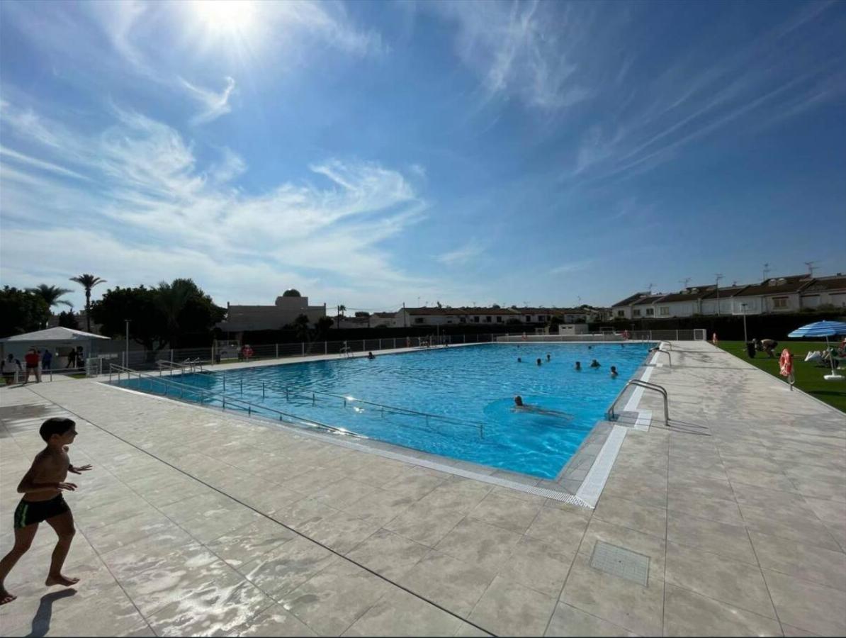 Town center location on walking distance of the beach with south facing balcony - Chambres d'hôtes Los Alcázares