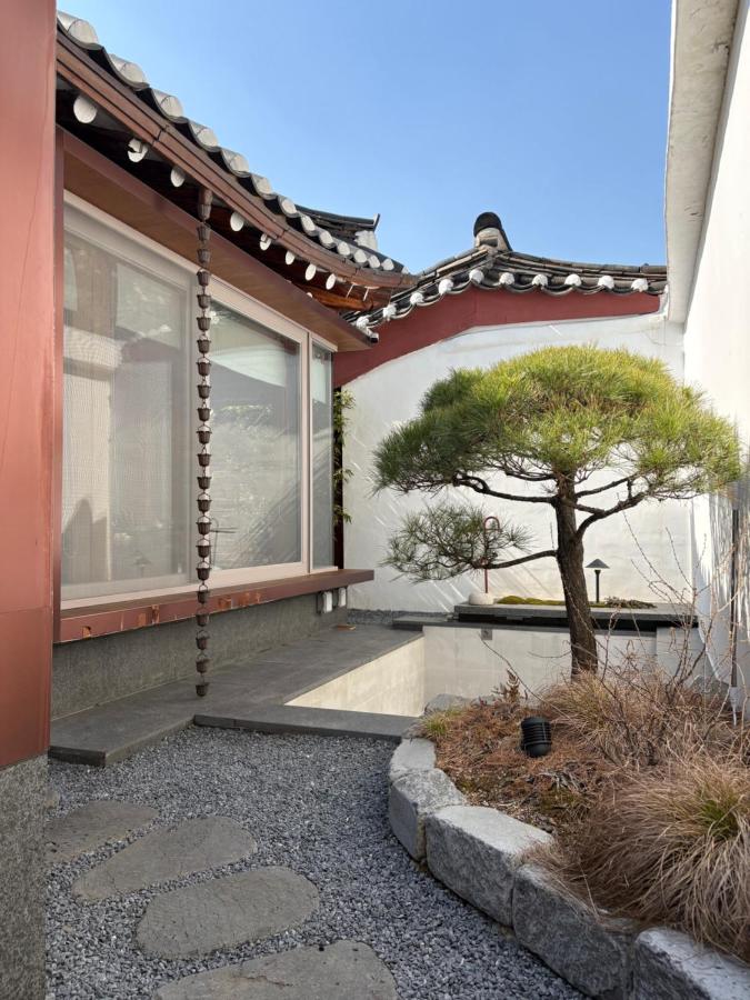 Korea Premium Hanok with Private Jacuzzi in Bukchon Village near Gyeongbokgung, Gwanghwamun, Jongno, Seoul - Chambres d'hôtes Séoul