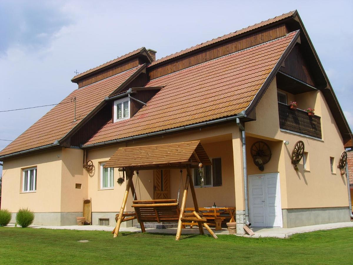 Gyongyvirag Panzio (Pensiunea Lacramioara) - B&B