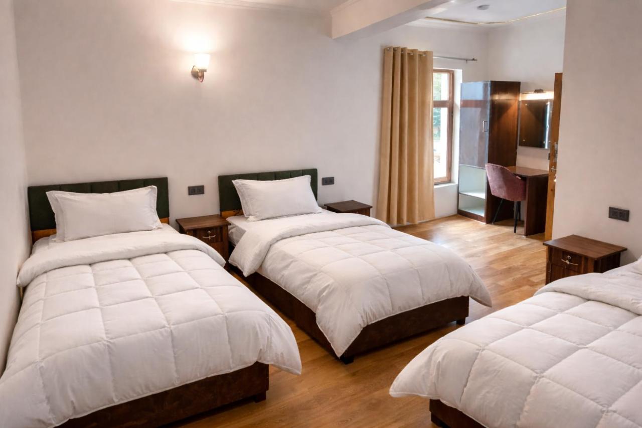 Tweepersoonskamer met 2 Aparte Bedden en een Extra Bed