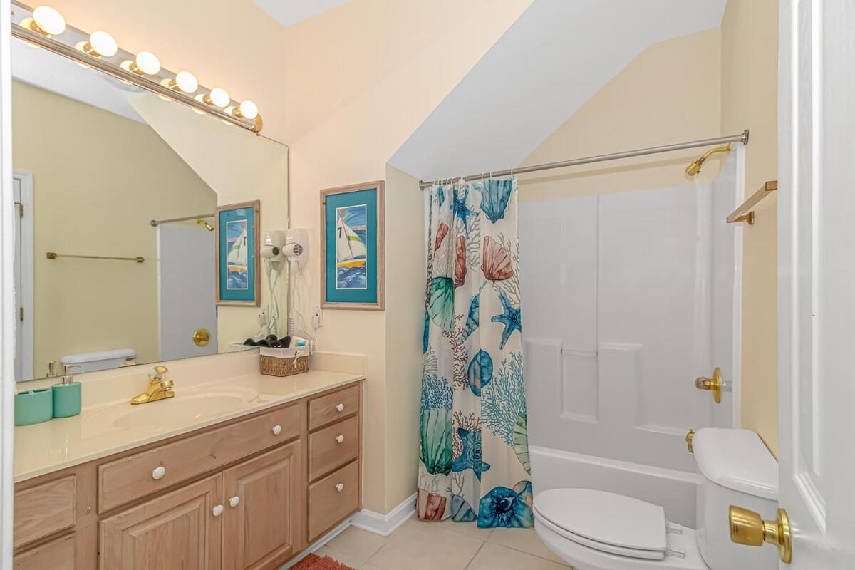Steps to beach, Pool, Ensuite bath, Arcade - B&B Myrtle Beach