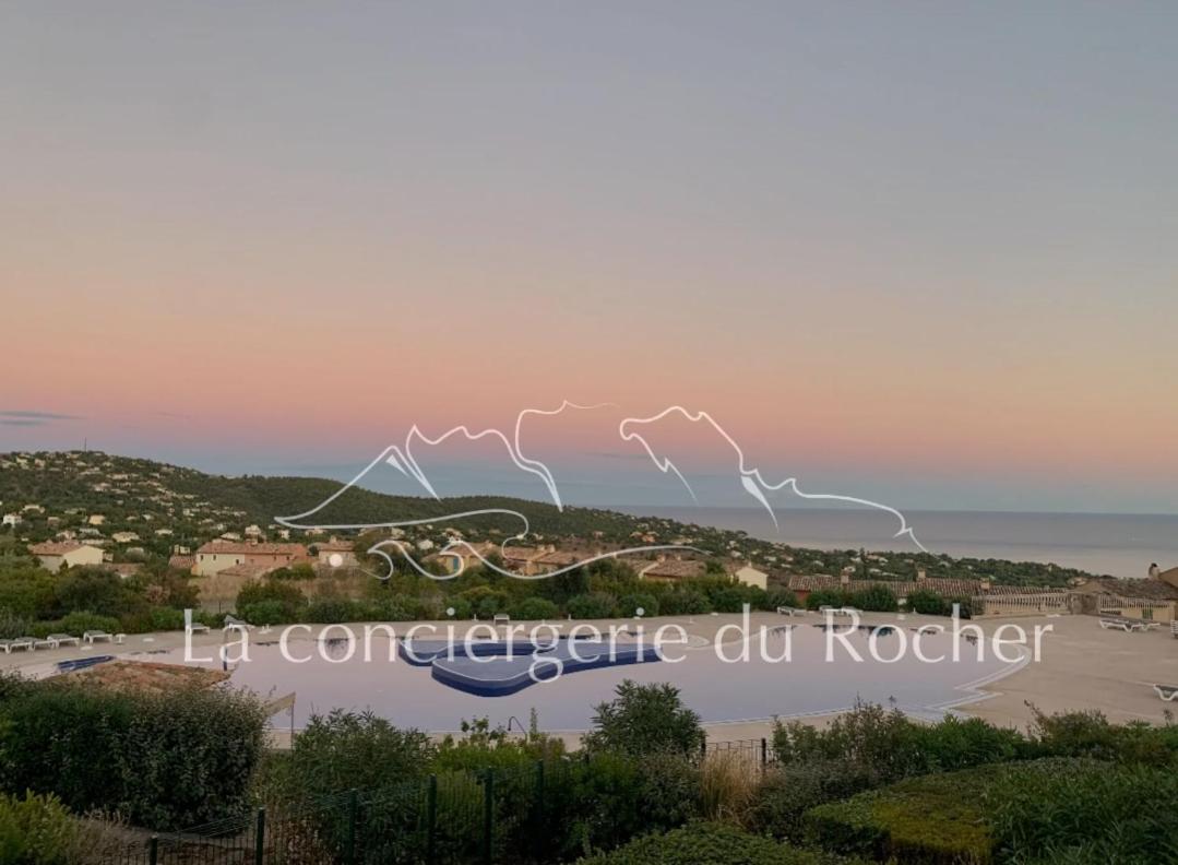 Appartement 2 à 4 pers, piscine, vue mer aux Issambres - Bed and Breakfast Les Issambres