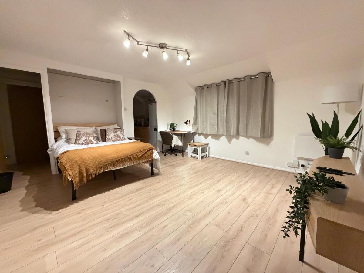 Studio Flat – 3 Min to Station – 40 Min London – Van Parking - Bed and Breakfast North Mymms