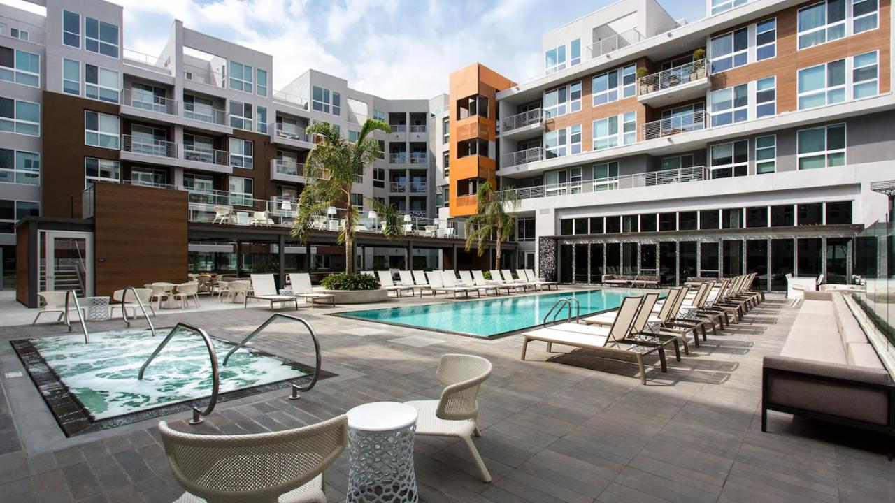 Luxury Hotel style 2 bedroom Pool Gym Parking - Chambres d'hôtes Los Angeles