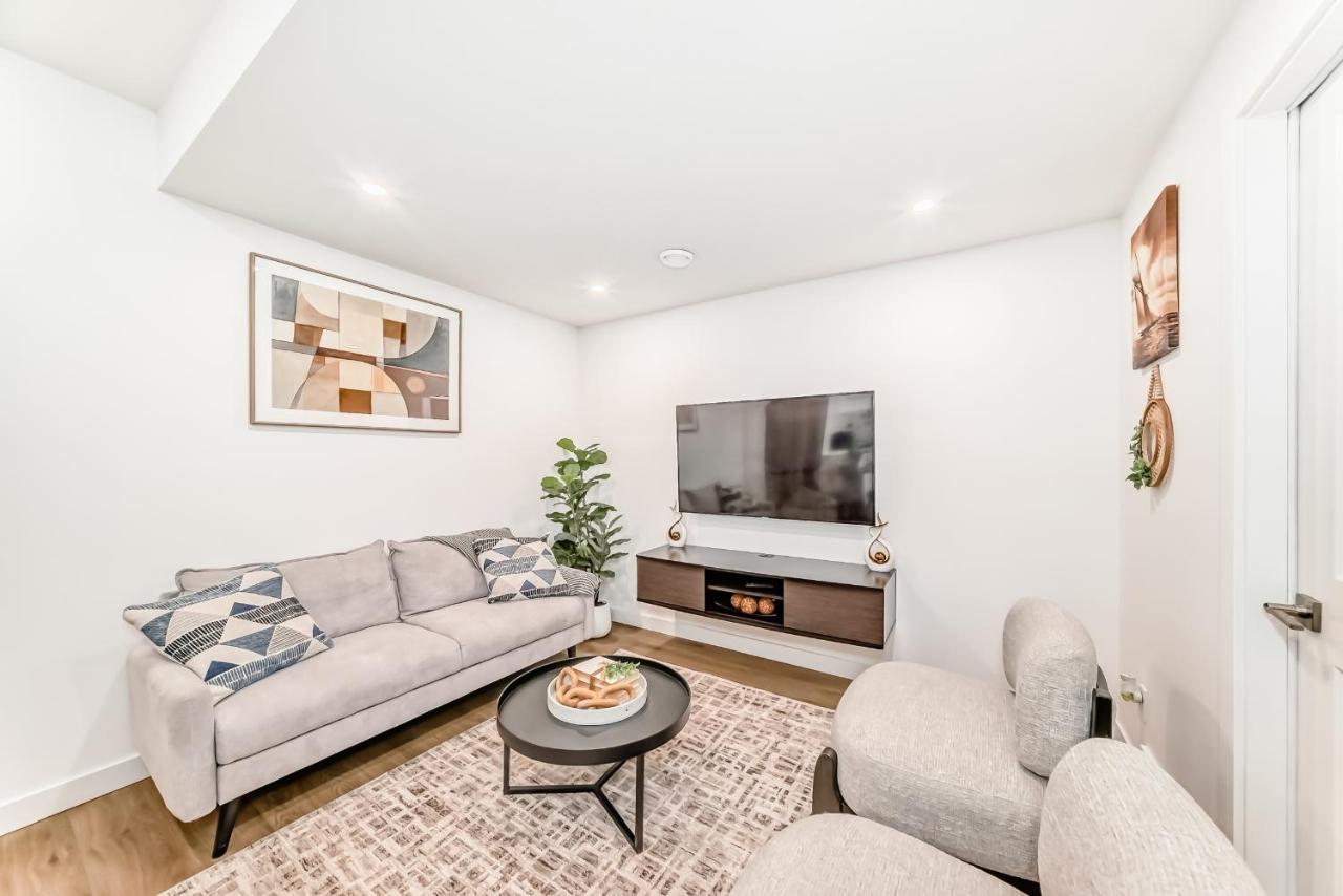 Brand New! Modern 2 Bedroom Suite Near YYC Airport - Sleeps 4 - Chambres d'hôtes Calgary
