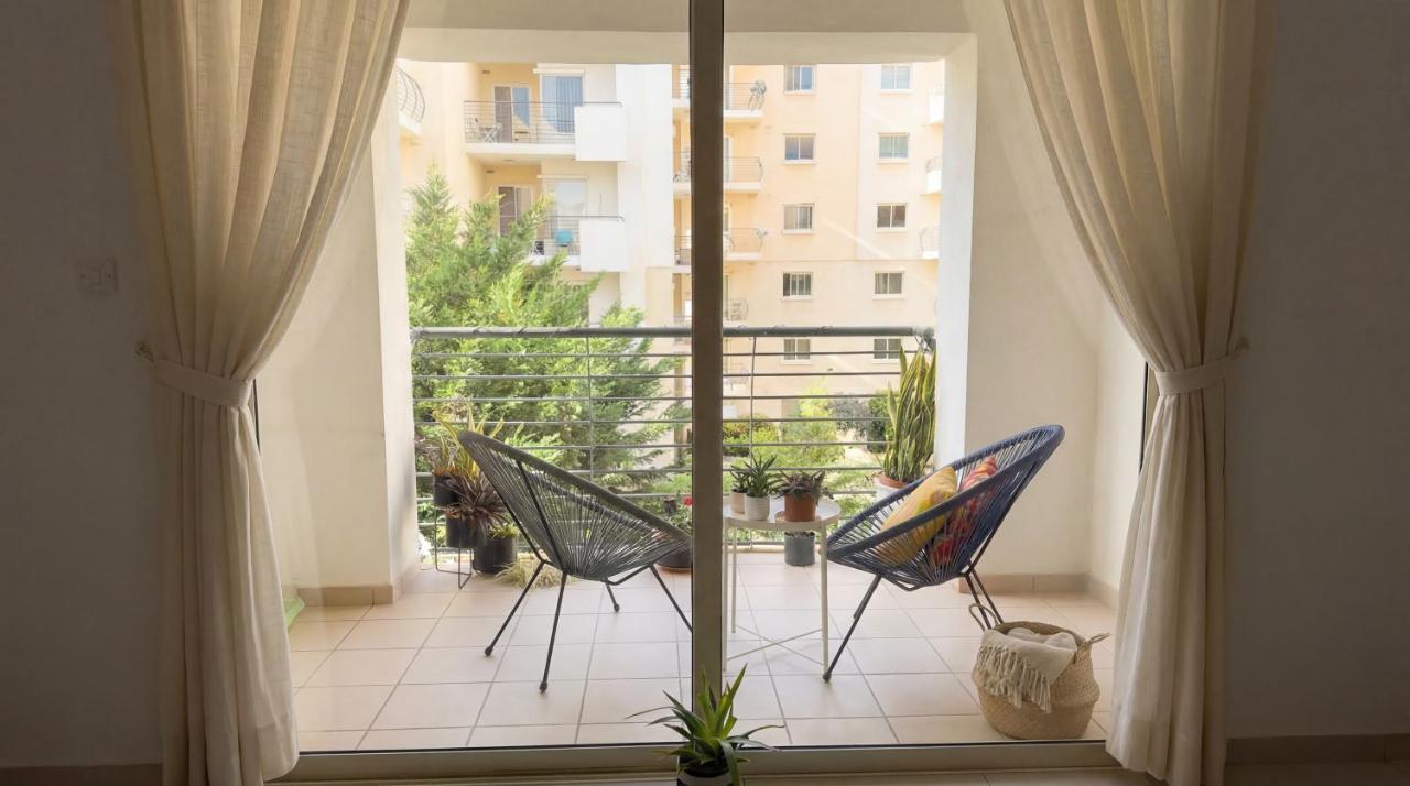Charming Modern 1BR Apartment with Balcony Views - Ferienwohnung Il-Gżira