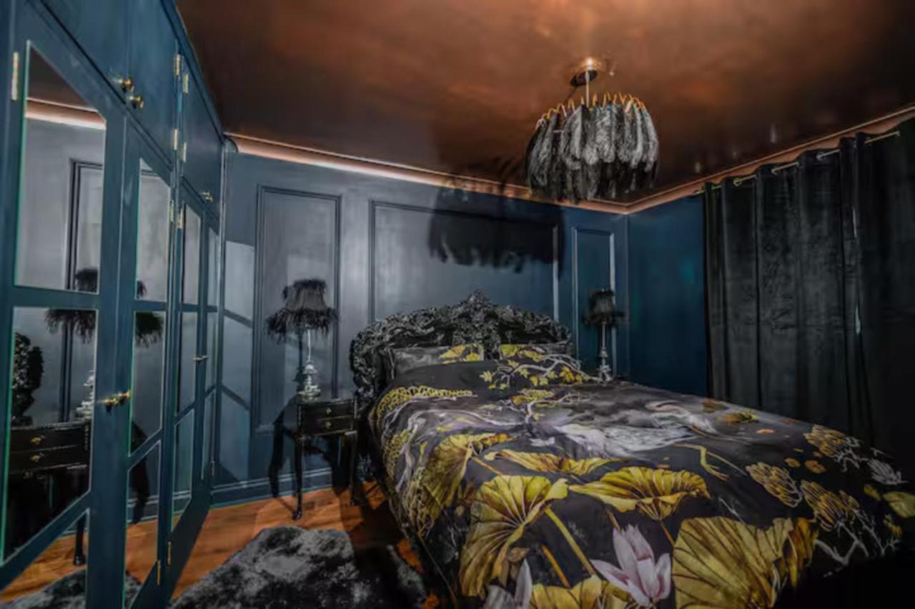 Bold Coastal Retreat with Boudoir Interiors, Felpham Village - B&B Bognor Regis