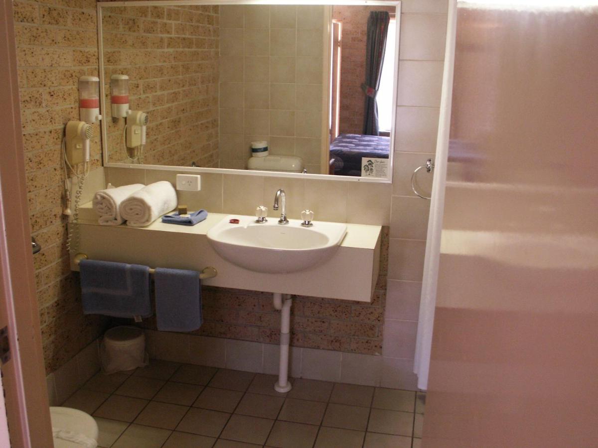 Cedar Lodge Motel - Bed and Breakfast
