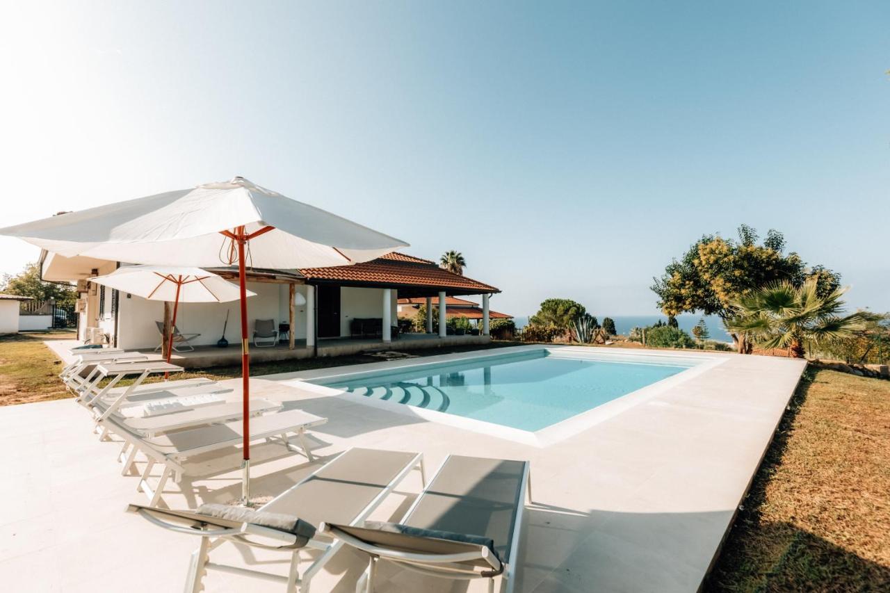 Villa Serenità - with private pool and ocean view - Chambres d'hôtes Ricadi