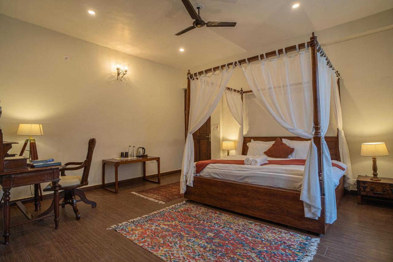 Habitación con cama extragrande y vistas al jardín 