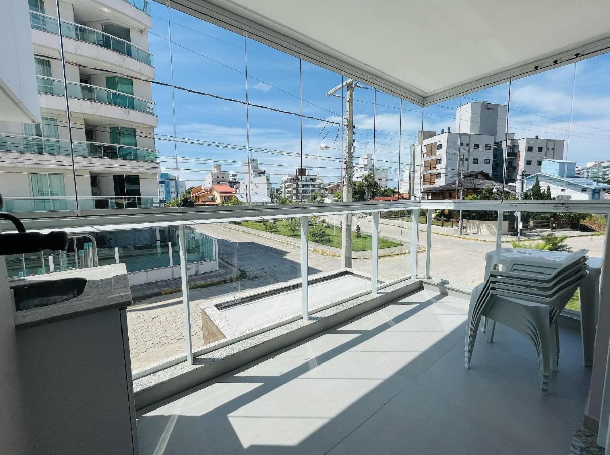 Residencial Cayman - Apartamento espaçoso a apenas 3 minutos da Praia de Palmas, com ar-condicionado em todos os cômodos e sacada com vista para a rua. - B&B Governador Celso Ramos