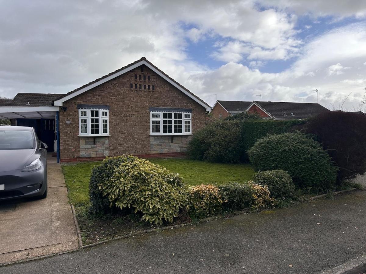 Cosy Bungalow sleeps 4 with EV charging - B&B Redditch