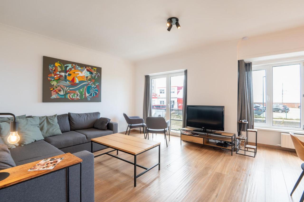 Cozy 2BR Seaside Apartment in Oostende - Family-Friendly and Fully Equipped - Chambres d'hôtes Ostende