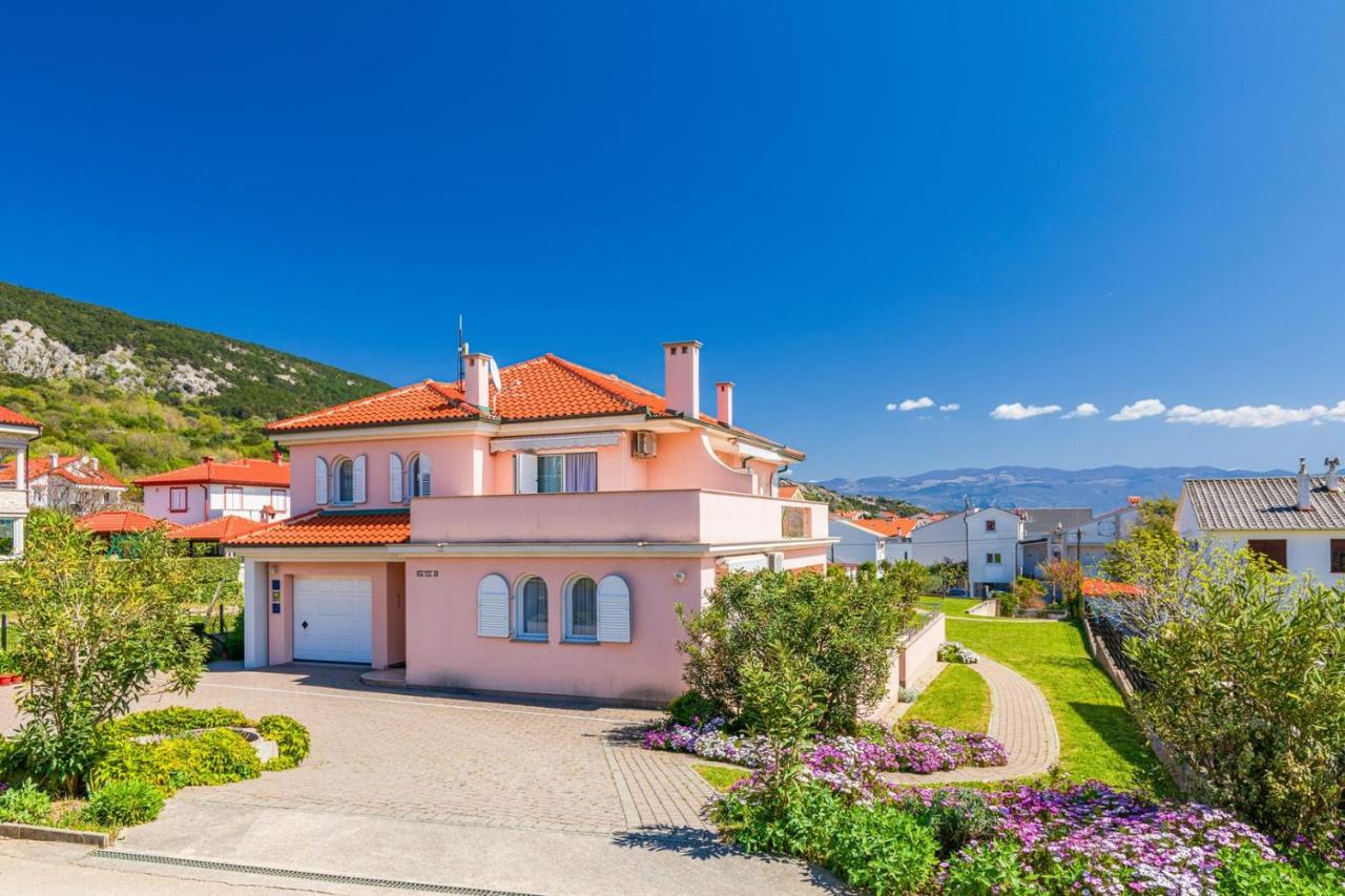 Studio Daisy with a garden - B&B Baška