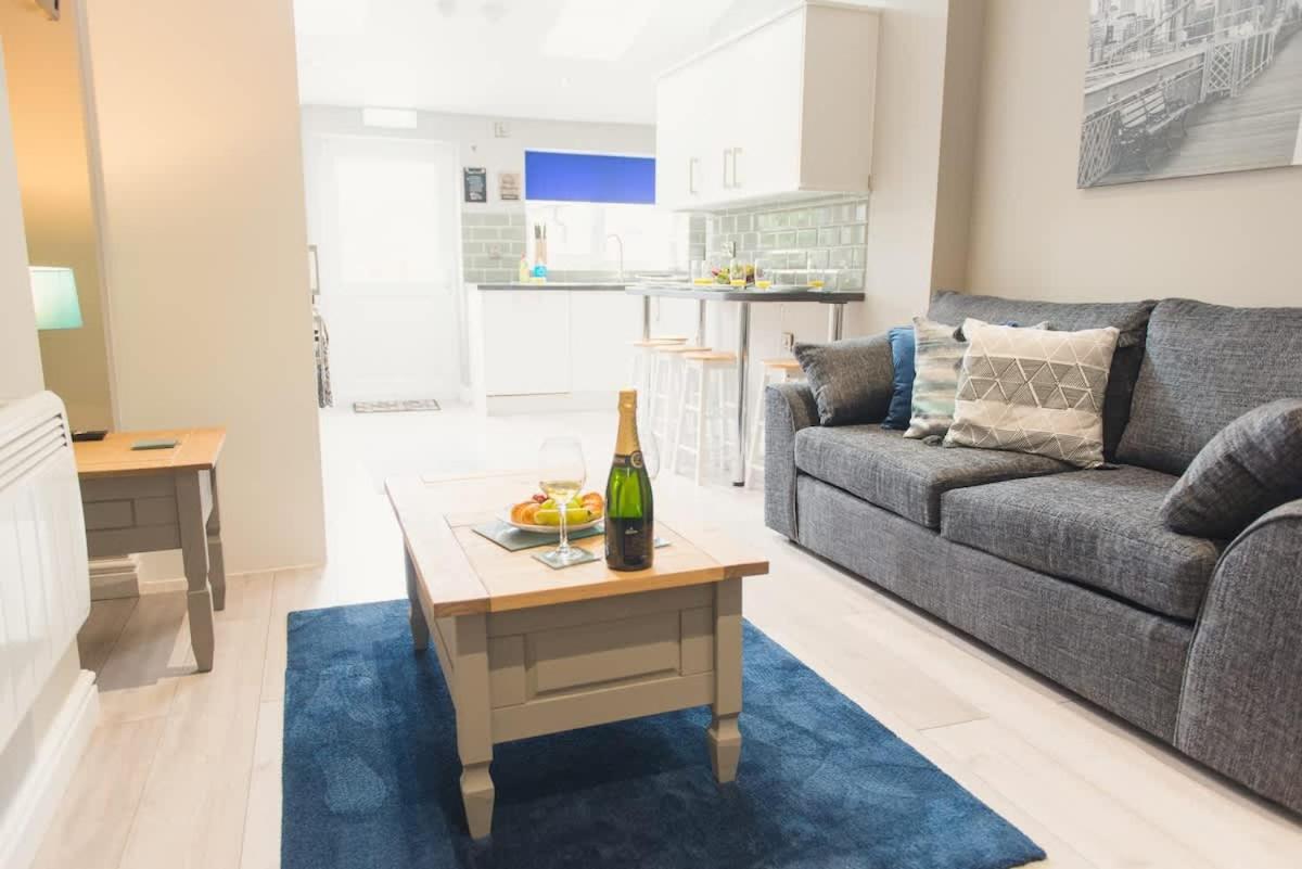 LYNNTON HOUSE Stunning 6 bed Town Centre House ALL with En-Suites Prime Location Tamworth - B&B Tamworth