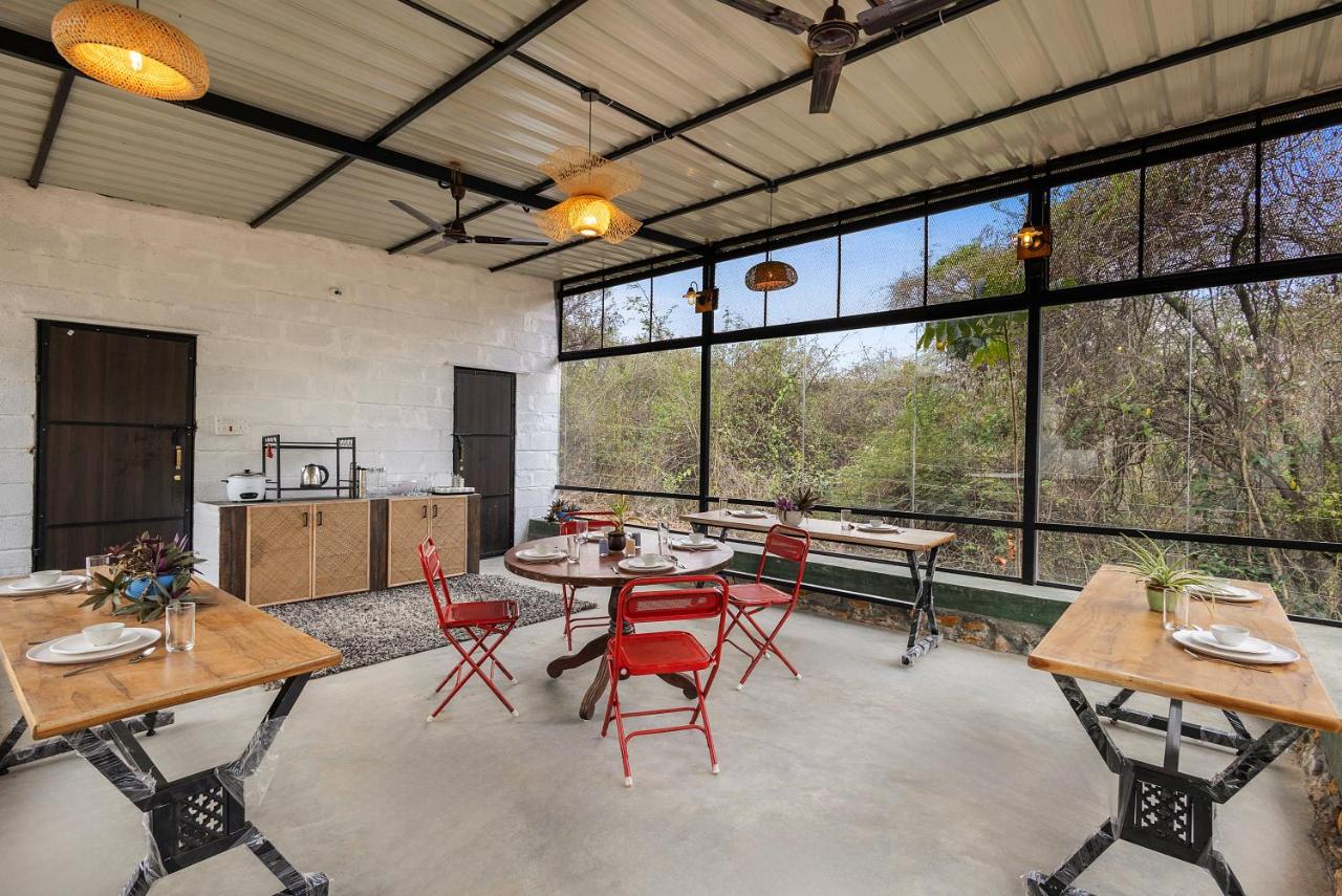 Alaya Stays Hobbit Woods 4-BHK Pet-Friendly Villa with Gazebo and Terrace - Chambres d'hôtes Halgūr