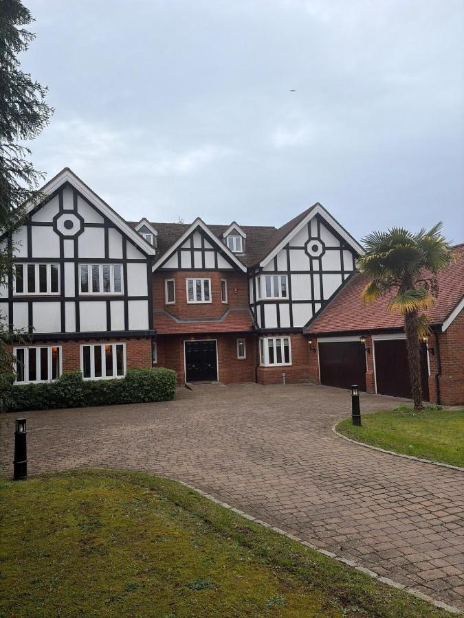 Luxury 6 Bed Mansion with Cinema, Gardens & Gated Estate - Chambres d'hôtes Gerrards Cross