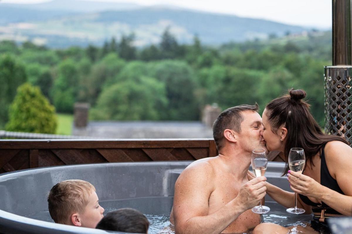Dog-Friendly 8-Person Cottage with Private Hot Tub - Cantref, Brecon - Chambres d'hôtes Brecon