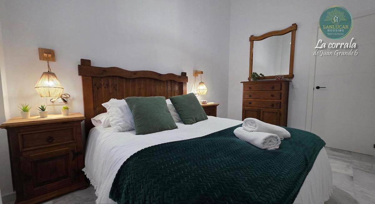 Corrala Juan Grande 6 con patio y garaje by Sanlúcar Housing - Chambres d'hôtes Sanlúcar de Barrameda
