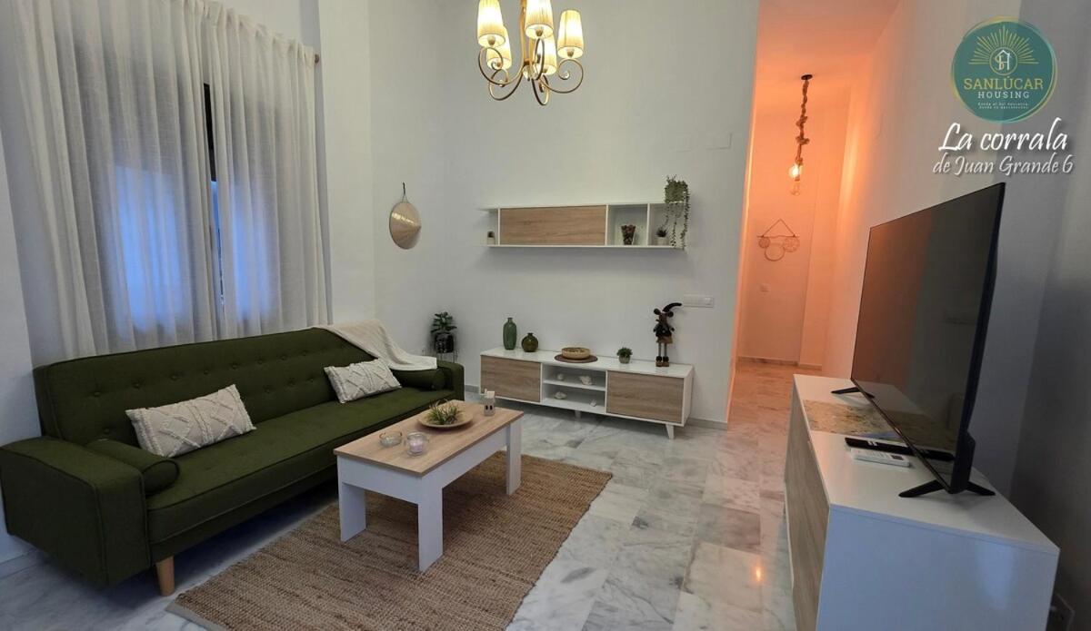 Corrala Juan Grande 6 con patio y garaje by Sanlúcar Housing - Chambres d'hôtes Sanlúcar de Barrameda