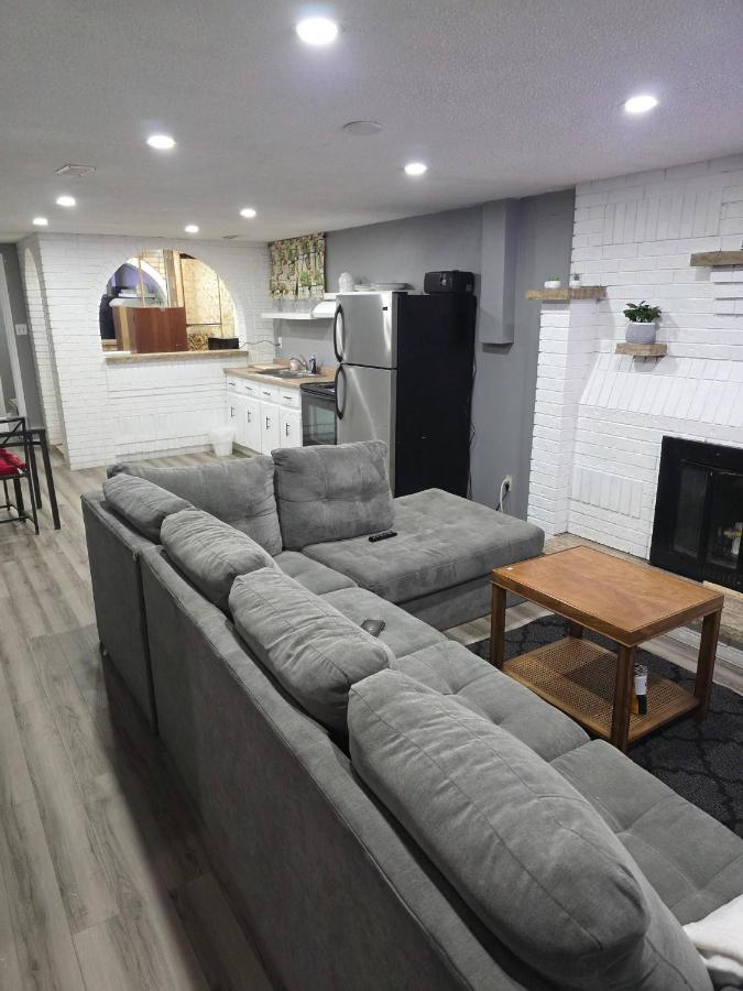 Bright Cozy 2-Bedroom Main Floor Suite - Chambres d'hôtes Brampton