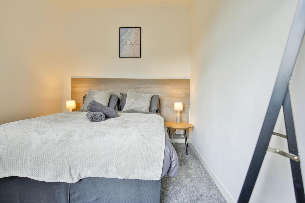 Oldham House, near Town Centre, sleeps 5 - B&B Hollinwood