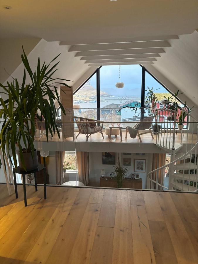 Design Villa with Panoramic Views & Large Windows - B&B Miðvágur