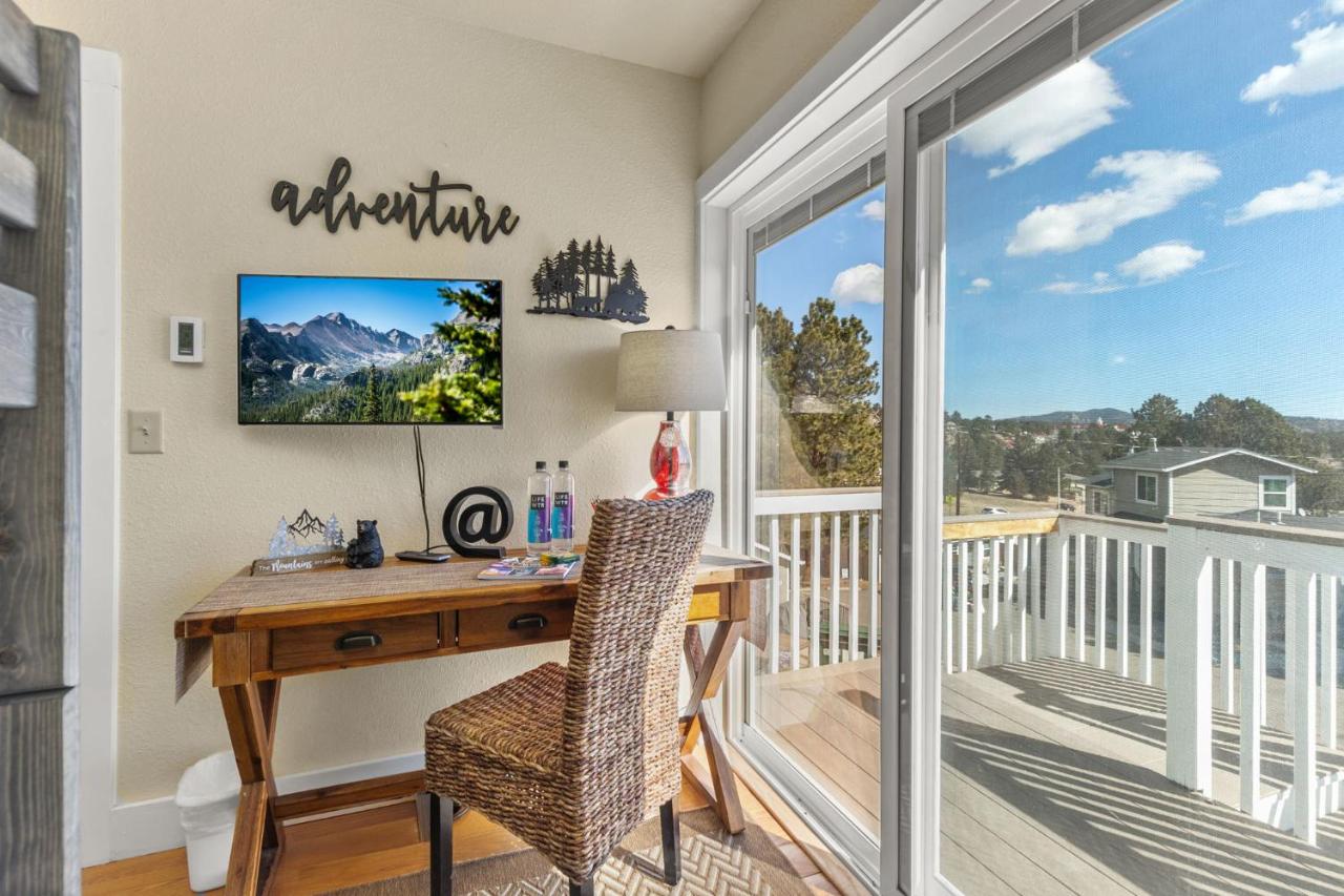 Hot Tub Fire Pit Walk to Stanley & Downtown - B&B Estes Park