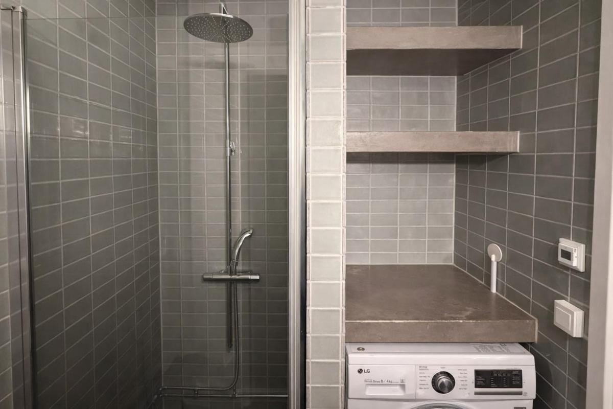 Charming Södermalm Apartment with Brick Walls - B&B Stockholm
