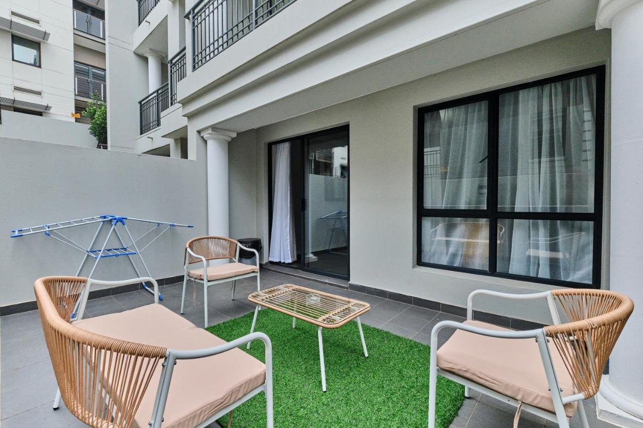 Cozy 1-Bed Sandton Retreat - Workspace & Patio - Bed and Breakfast Johannesburg