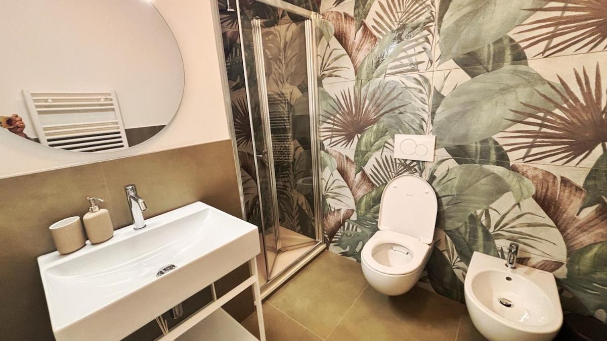 Venice Mestre, New Single Room with Balcony & Bath in 3 bedrooms apartment - Bed and Breakfast Mestre