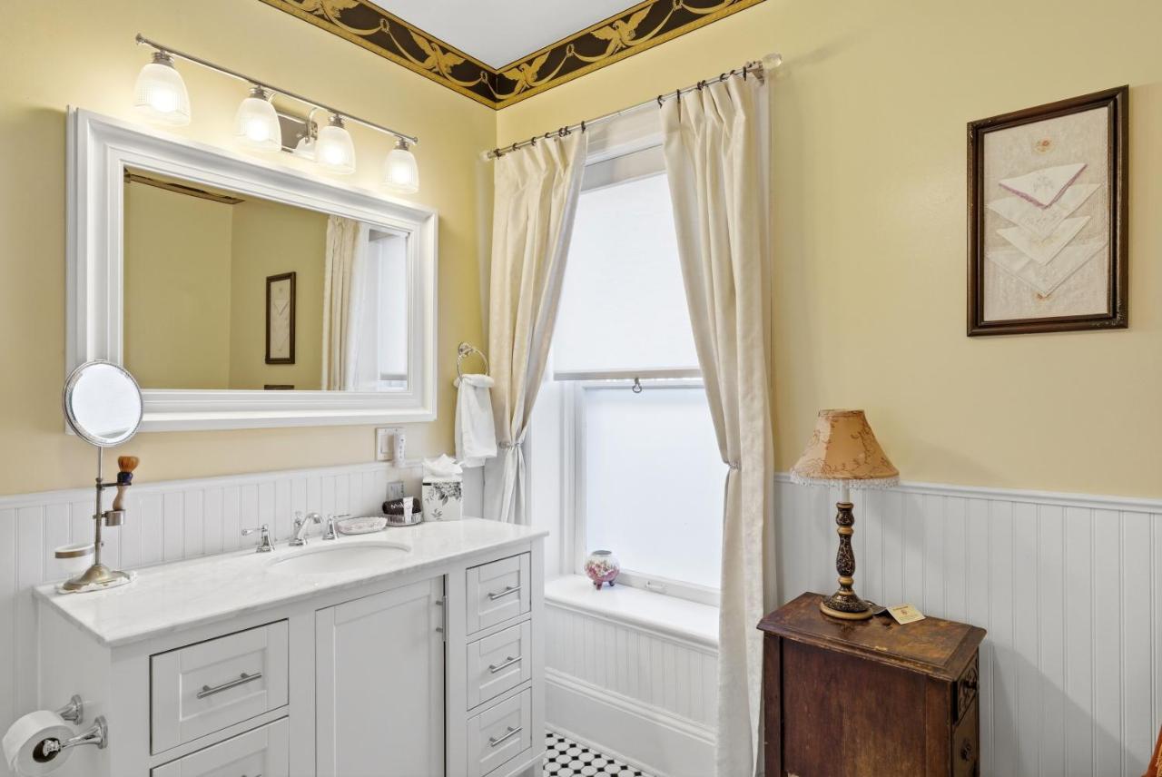 Queen Room with Spa Bath