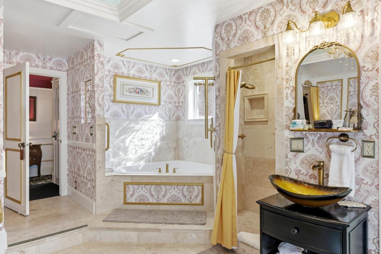 Queen Room with Spa Bath