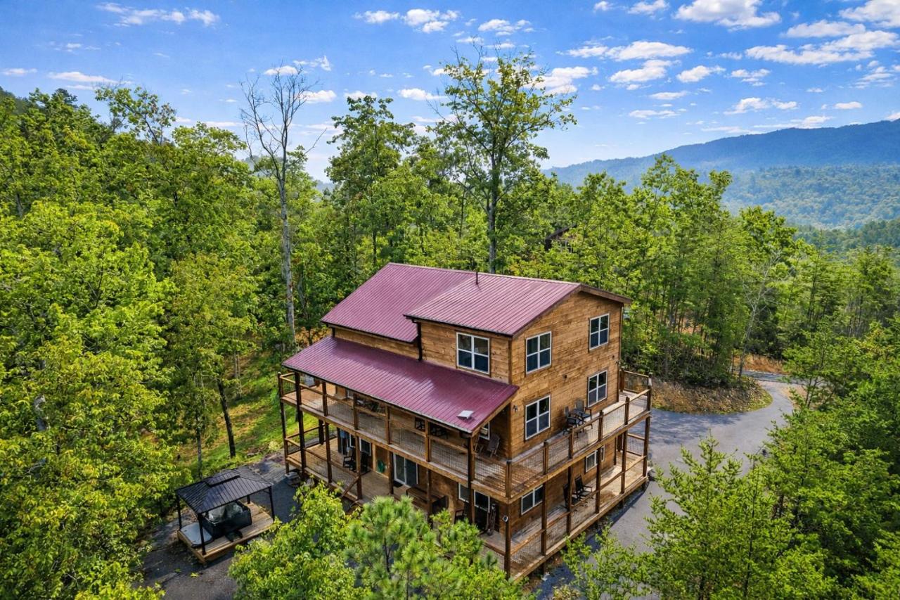 Luxury Arcade Cabin with Hot Tub and Mountain Views Sleeps 12 - Chambres d’hôtes Pigeon Forge