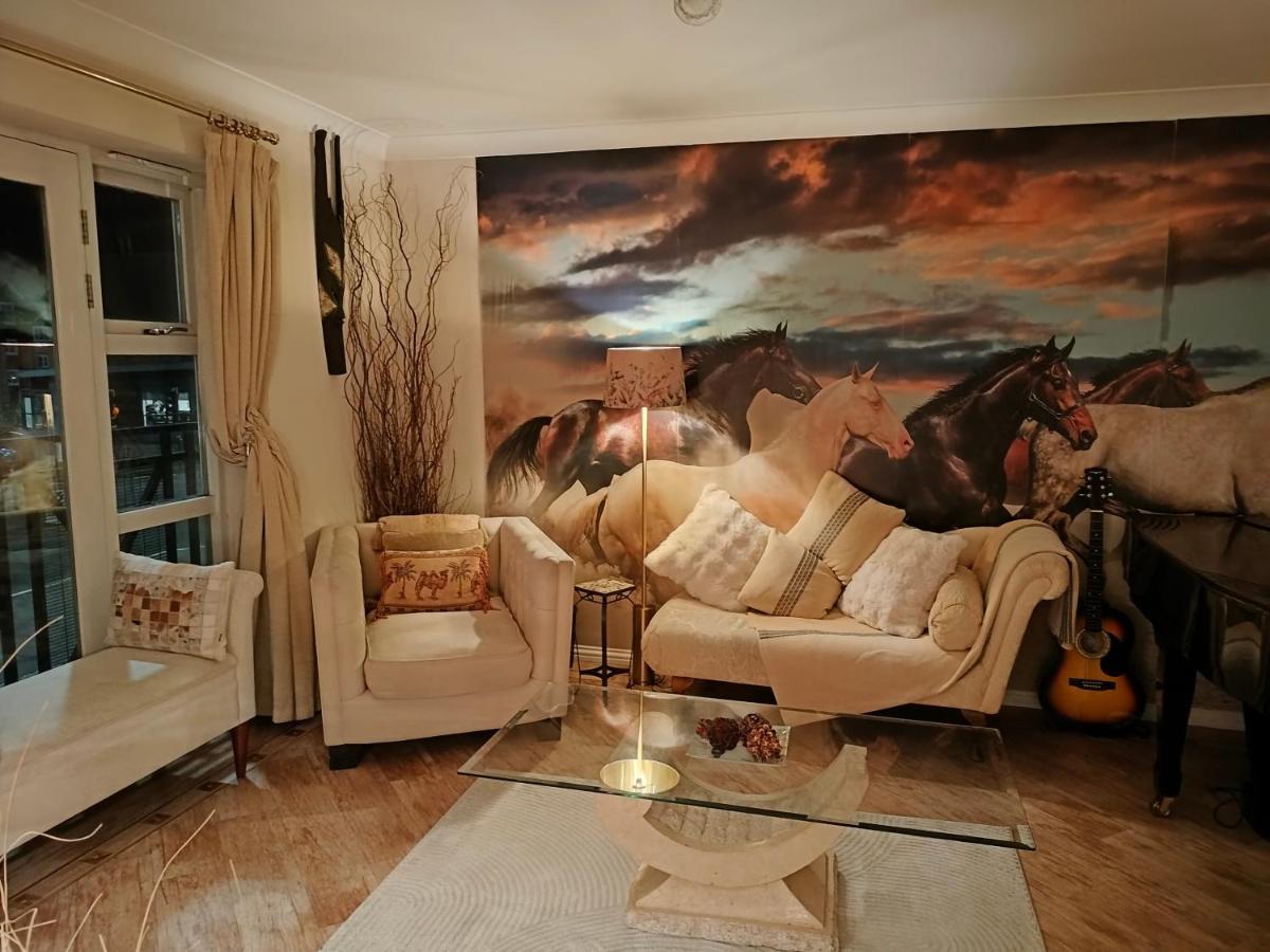 Canalside Chic Your London Escape Starts Here! 2 mins to Station, Fast London Links FREE WIFI - Chambres d'hôtes Hemel Hempstead