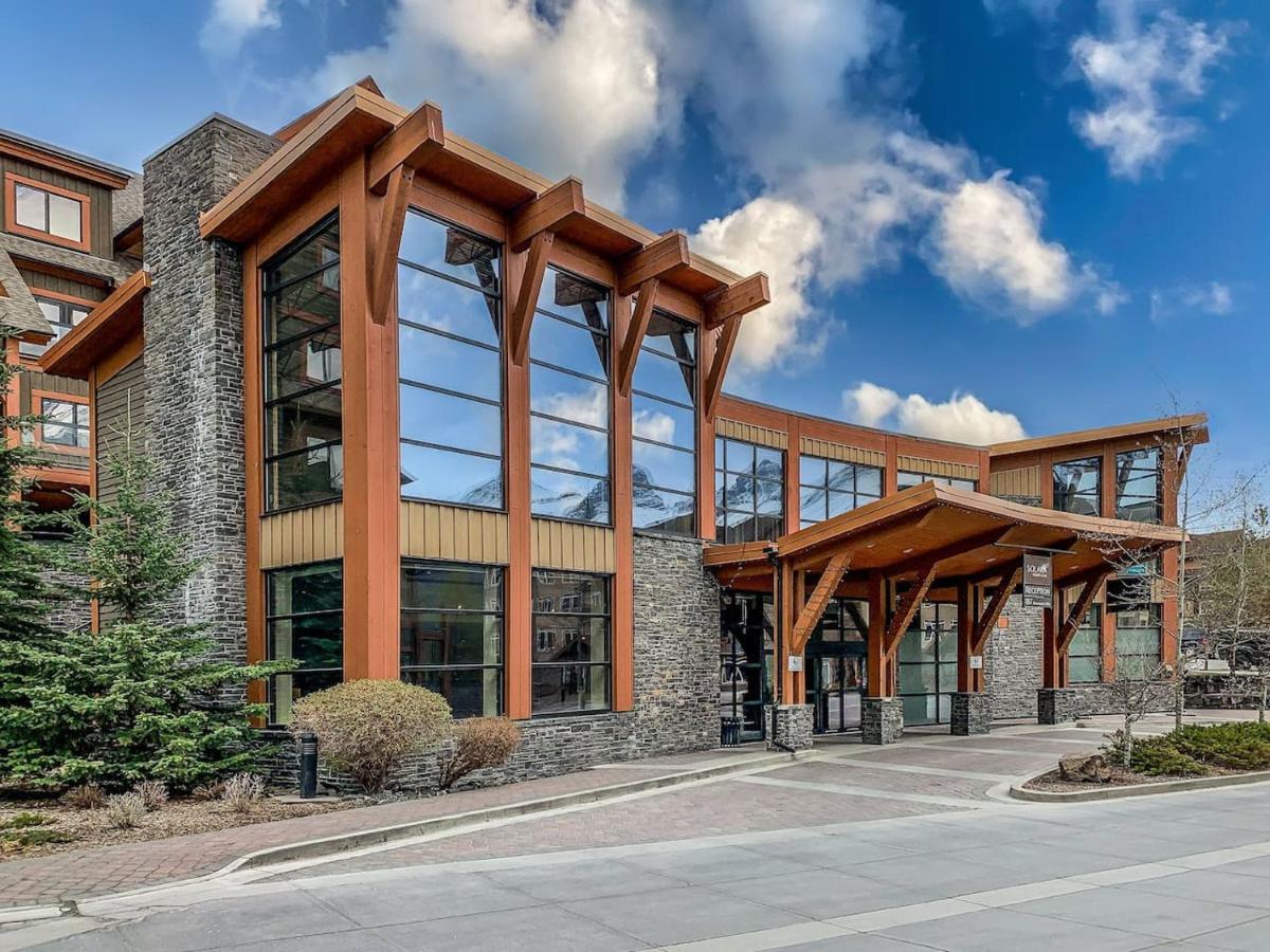 Chic Rocky Mountain 2BR with Hot tub and Pool - Bed and Breakfast Canmore