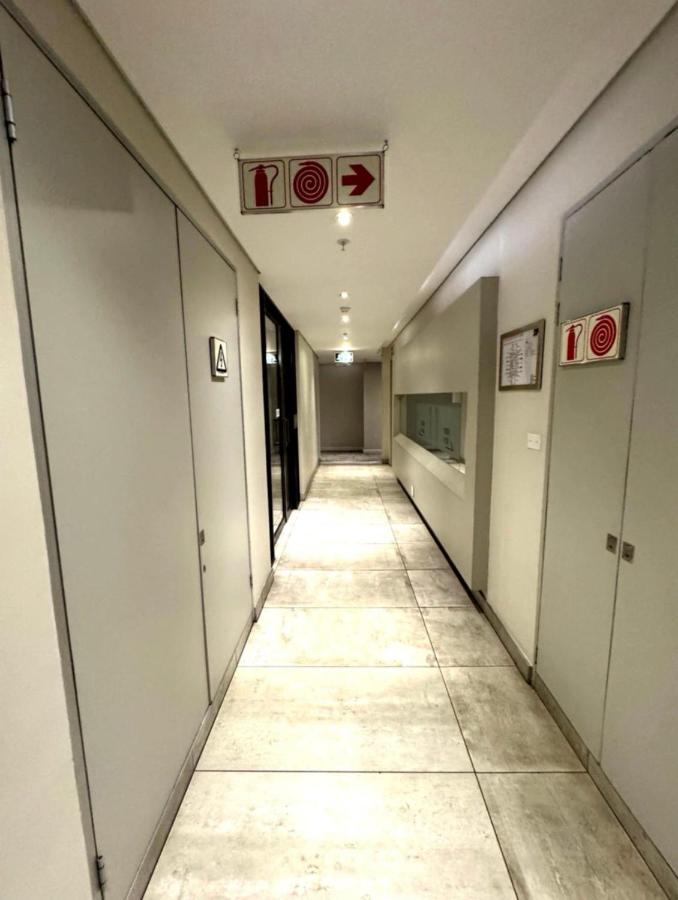 Sandton Celestial Sky Apartment I Backup Power l Backup water I Swimming Pool I Restaurant I Gym I Walk to Sandton City - Chambres d'hôtes Johannesbourg