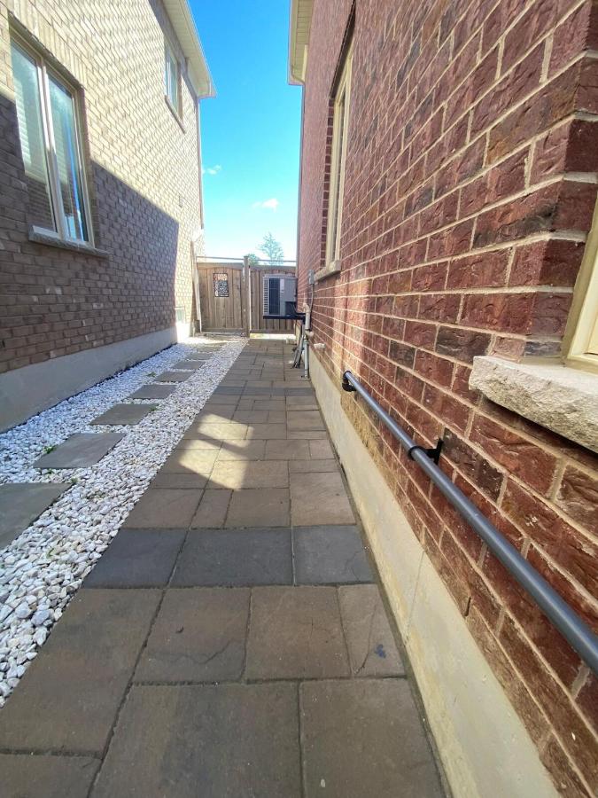 Spacious High Ceiling Lower Level Suite-New & Cozy - B&B Vaughan