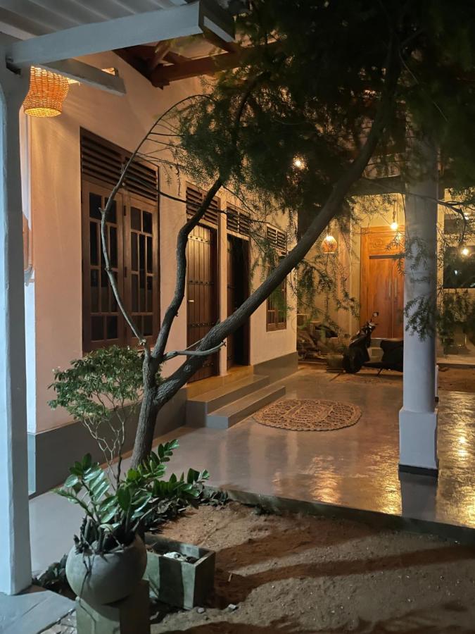 Livy Surf House - Bed and Breakfast Weligama