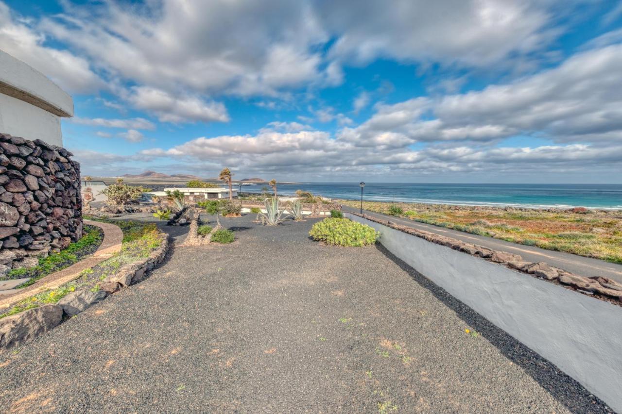 Bungalow Casa Buenavista Famara - Pool - Ocean views - Beach 2 min By Lanzarote Vacation Homes - Bed and Breakfast Famara