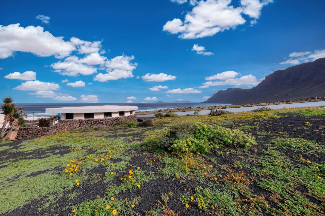 Bungalow Casa Buenavista Famara - Pool - Ocean views - Beach 2 min By Lanzarote Vacation Homes - Bed and Breakfast Famara