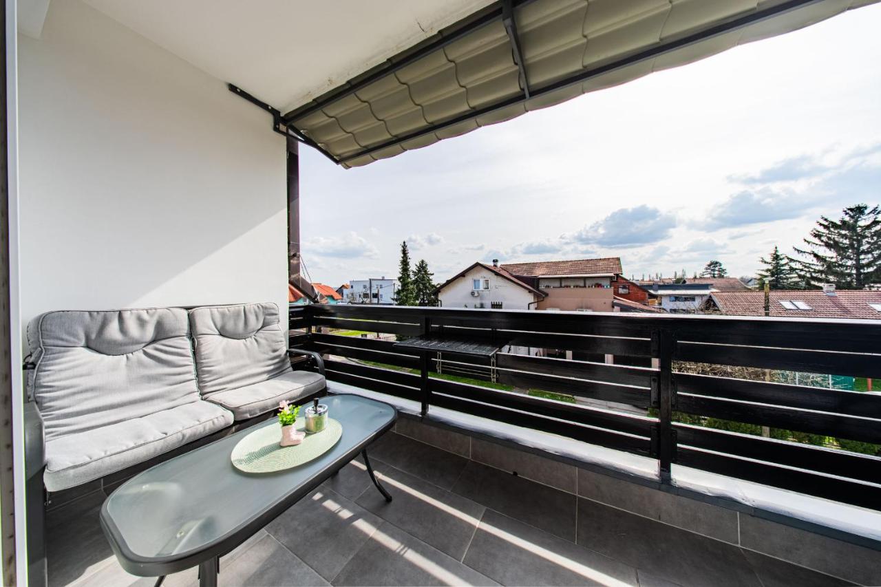 Zagreb 212 - Airport - 1 Bedroom - Balcony - New - Apartment - Loggia - Flexible Keybox Entry - Modern - Monthly Rent - WiFi - Chambres d'hôtes Velika Gorica